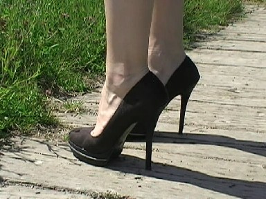 maria black platform heel walk1_0001.jpg