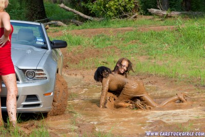 party_girls_stuck_in_mud_wrestling_015.jpg