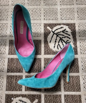 2) Buffalo pumps in delicate suede<br />.